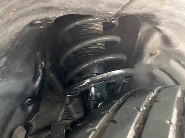お車を安心してお乗りいただく為には、足回りの定期点検が欠かせません。サービスサポート（有償保証）では無料点検もご提供しており、安心のカーライフをお過ごしいただけるサポート体制が整っています。