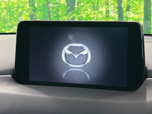 【マツダコネクトナビ】車内の雰囲気にマッチした一体型タイプのナビ。各種車輌設定やBluetooth再生等、様々な機能が楽しめます。直感的なダイヤル操作が可能で、使い勝手も良好です。