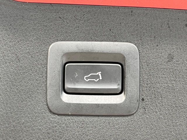 【パワーバックドア】スマートキーや運転席のボタンを押すだけでリアゲートが自動で開閉します！荷物を持っている時や、高い位置にあるバックドアを閉める際に便利な機能です♪
