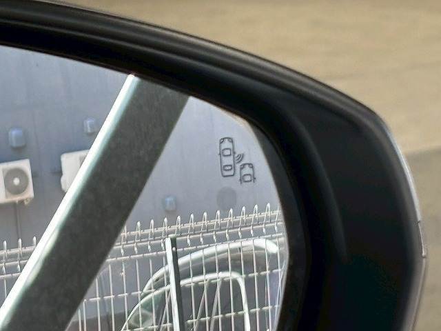 【ブラインドスポットモニター（BSM）】車線変更時に車両後方から来る車両を検知し安全をサポートする装置です。