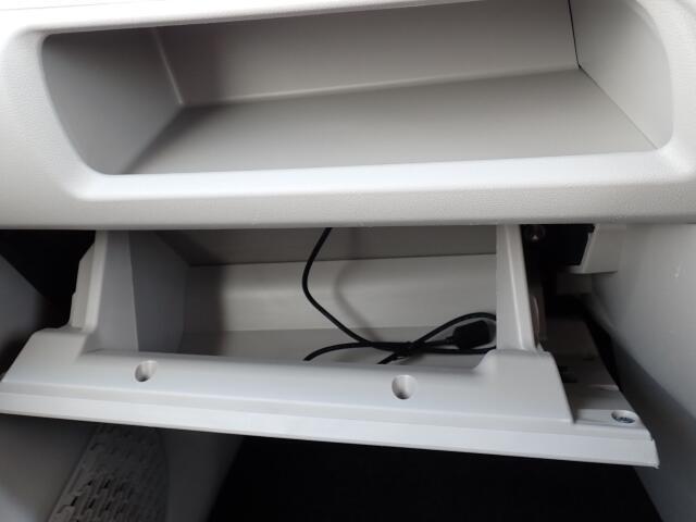 収納たっぷりグローブボックス。