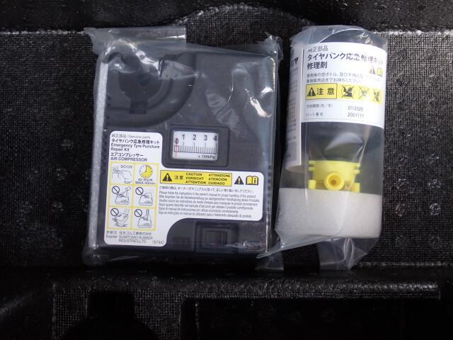 パンク修理キットが付いてます.
