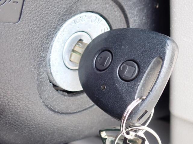 エンジン始動は、キーを差し込むタイプです。