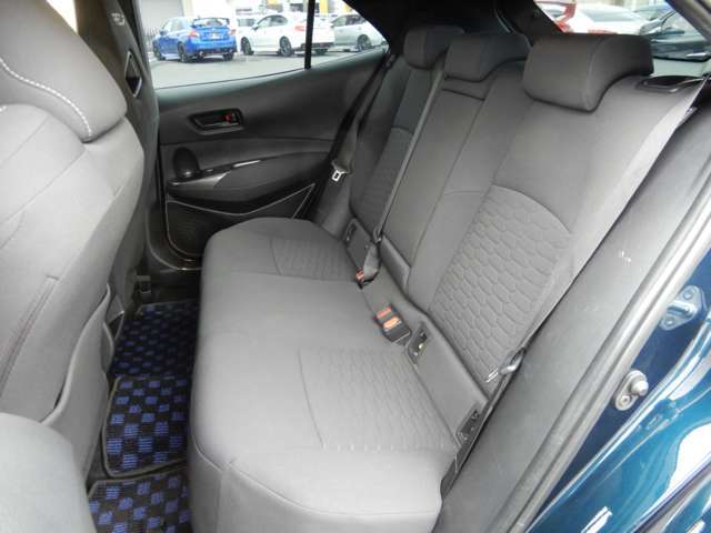 後部座席も使用感少なくキレイです☆当店の展示車は全車クリーニング済みです。再度クリーニング後のご納車となります☆