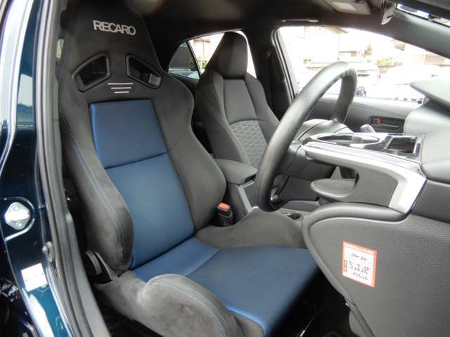 運転席はRECARO製セミバケットシート！目立つキレ・ヤブレなく状態良好です♪