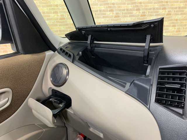 【アクセス便利】当店は竜王IC・栗東湖南ICから車で15分。滋賀県湖南市にある大型ショッピングセンター『イオンタウン湖南』内にある自動車販売店です。お買い物ついでにお気軽にお立ちよりください。