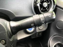 【オートライト】周りの明るさに応じて自動でヘッドライトの点灯・消灯ができる機能です！ライトの付け忘れ・消し忘れなどが無くなり、雨の日や夕方の走行も安心！トンネル通過時も便利ですね♪