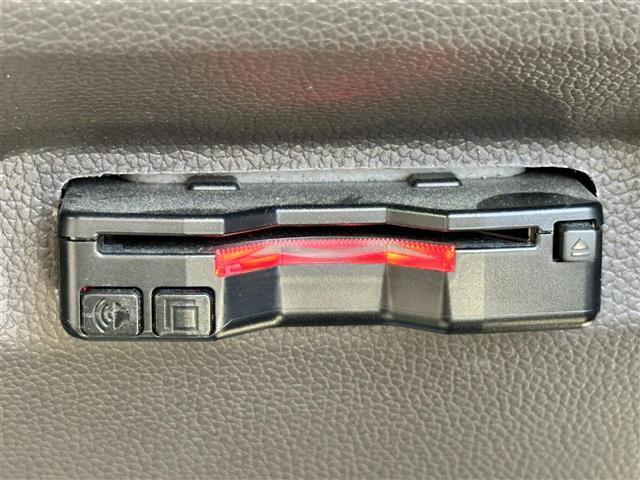 【ETC】有料道路を利用する際に料金所で停止することなく通過できる、ETC車載器（ノンストップ自動料金収受システム機器）が装備されています。セットアップを行うことで利用可能になります。