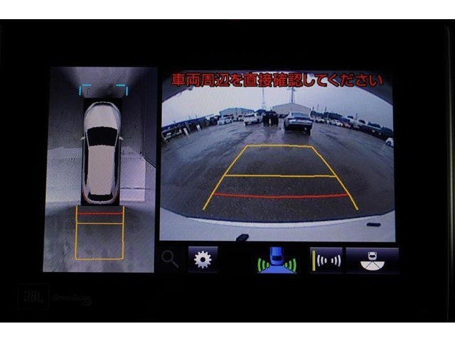 【パノラミックビューモニター】　後退時に車両の後ろ側を表示するだけでなく、上から見たような映像で車庫入れなどバックする際に安心です。
