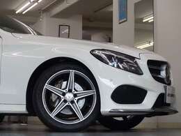 さらには上級グレードならではのAIRMATICアジリティパッケージが装備され、上質でしなやかな乗り心地から