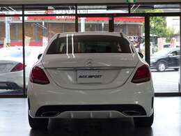 18インチAMG5スポークアルミホイールが装備され、スポーティーかつ先進性溢れるエクステリアを演出！！
