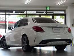 専門店ならではの1台！！　禁煙車　ワンオーナー　取説・記録簿付き　もちろん修復歴御座いません！！　外装色は綺麗なポーラーホワイト！！