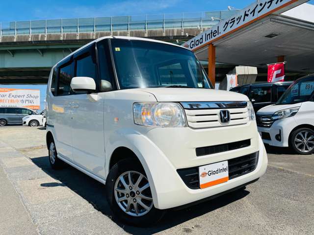 ボディ色は、ホンダ純正の「プレミアムホワイトパール」です！キレイなホワイトカラーは誰からも愛されるカラーです！！