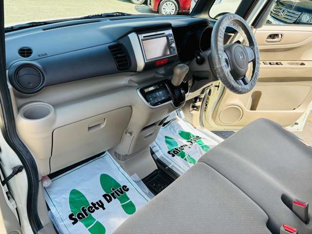 クリーニング専門スタッフが全車室内クリーニングをしております！納車前には展示中に付いた汚れ等を落とし、徹底的に仕上げますので、気持ち良く納車を迎えて頂けます！ご満足頂ける自信があります！！