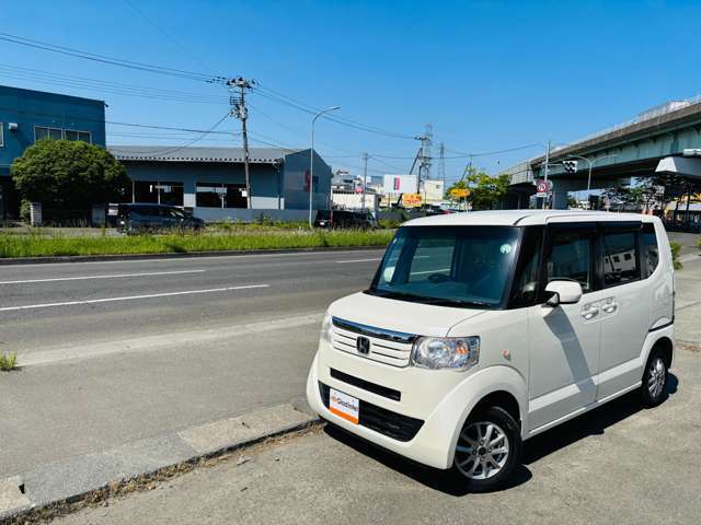 入庫時には全車ポリッシャーを使い、外装の磨き施工を行い、小キズ・水垢を落とします！納車前には展示中に付いた汚れを落とし、WAXコーティングをしてボディの艶出し・保護を致します！仕上がりにご期待下さい！