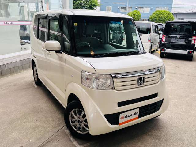N-BOXは、今大人気の「ホンダNシリーズ」の第一弾で登場したお車です！デザイン性・実用性ともに非常に優れたお車で、現在軽自動車の中でも、1・2の人気を誇るお車です！