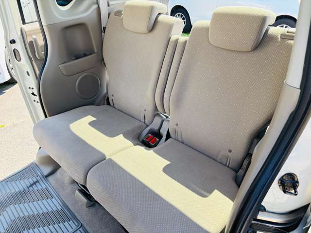 内装はベージュを基調とした明るすぎないシックな車内となっております！もちろん、ここから更にクリーニングが入りより綺麗な内装でご納車いたします！