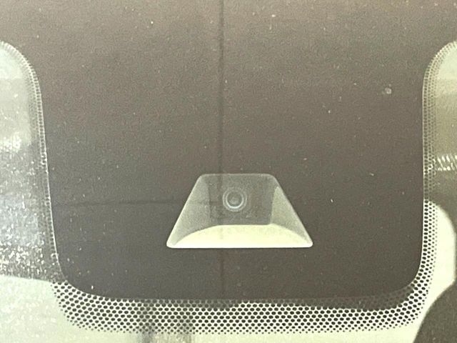 【エマージェンシーブレーキ】走行中に前方の車両等を認識し、衝突しそうな時は警報とブレーキで衝突回避と被害軽減をアシスト。より安全にドライブをお楽しみいただけます。