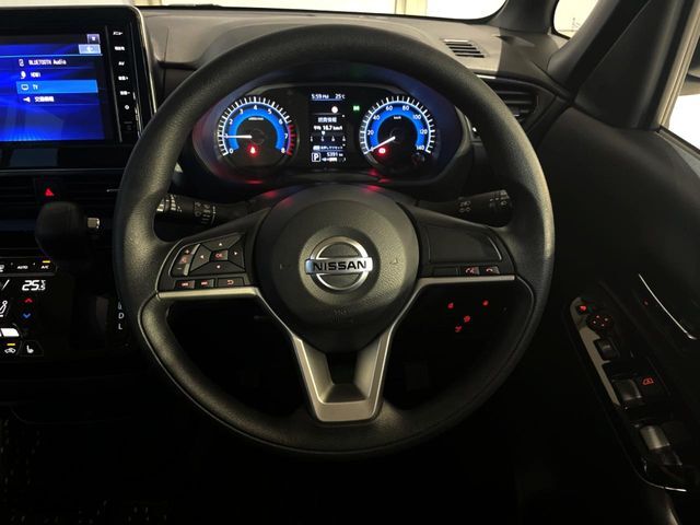 インテリアに合わせたデザインのステアリングは、運転される方のことも考え、運転しやすい形状、大きさです。是非一度、実際に触ってお確かめください。
