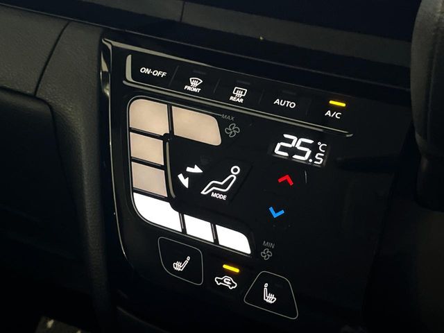 【オートエアコン】一度お好みの温度に設定すれば、車内の温度を検知し風量や温度を自動で調整。暑い…寒い…と何度もスイッチ操作をする必要はありません。快適な車内空間には必須の機能ですね♪