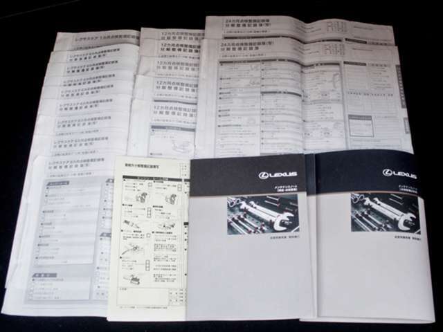 新車保証書メンテナンスノート完備！！記録簿は17回分が確認できこれまでのオーナー様の扱いの良さを感じるポイントです。整備内容も確認しご案内させて頂きますのでお気軽にお申し付け下さいませ！！