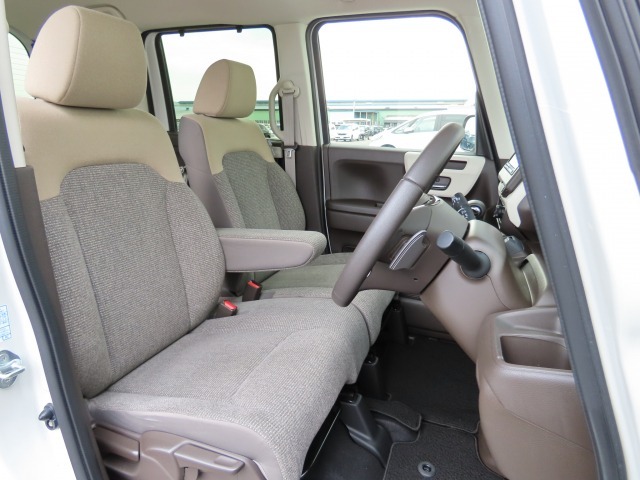 すわり心地も良い運転席、助手席シートです。