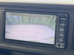 【バックカメラ】駐車時に後方がリアルタイム映像で確認できます。大型商業施設や立体駐車場での駐車時や、夜間のバック時に大活躍！運転スキルに関わらず、今や必須となった装備のひとつです！