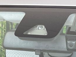 【スマートアシスト】走行中に前方の車両等を認識し、衝突しそうな時は警報とブレーキで衝突回避と被害軽減をアシスト。より安全にドライブをお楽しみいただけます。