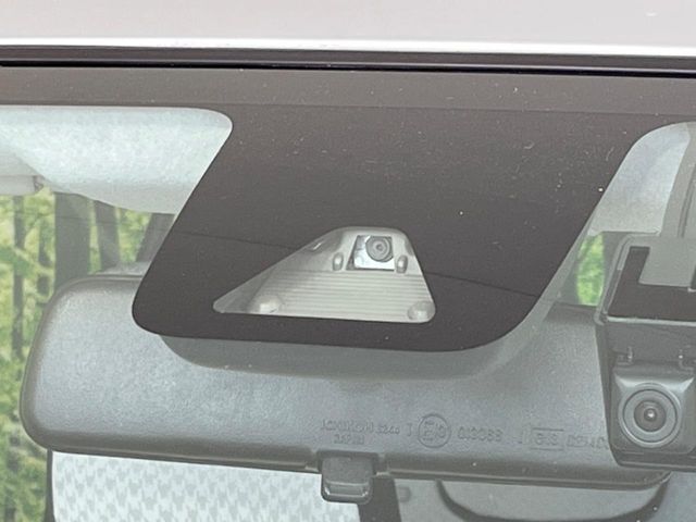 【スマートアシスト】走行中に前方の車両等を認識し、衝突しそうな時は警報とブレーキで衝突回避と被害軽減をアシスト。より安全にドライブをお楽しみいただけます。