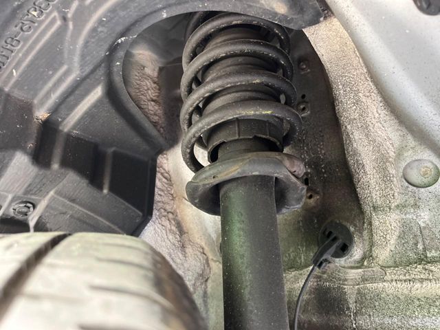 お車を安心してお乗りいただく為には、足回りの定期点検が欠かせません。サービスサポート（有償保証）では無料点検もご提供しており、安心のカーライフをお過ごしいただけるサポート体制が整っています。