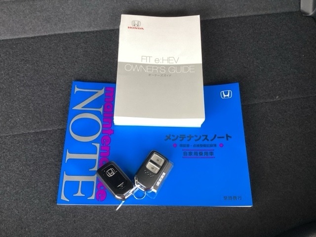 メンテナンスノート【整備記録簿】、取説も揃っています。スマートキーはバッグなどにしまったままボタン操作でエンジンの始動・停止ができて大変便利です。
