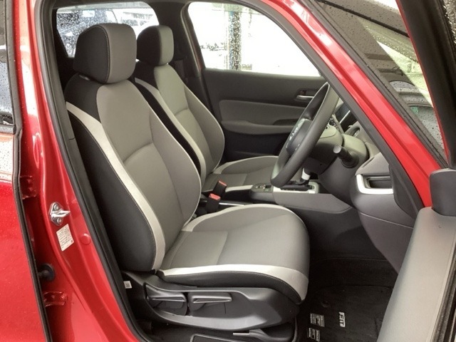 フロント広々、セパレートシートの運転席は、ハイトアジャスターが付いているので、快適にドライブができます。ハンドルはテレスコピック機能で、ハンドル位置を上・下・手前・奥に調節できます。