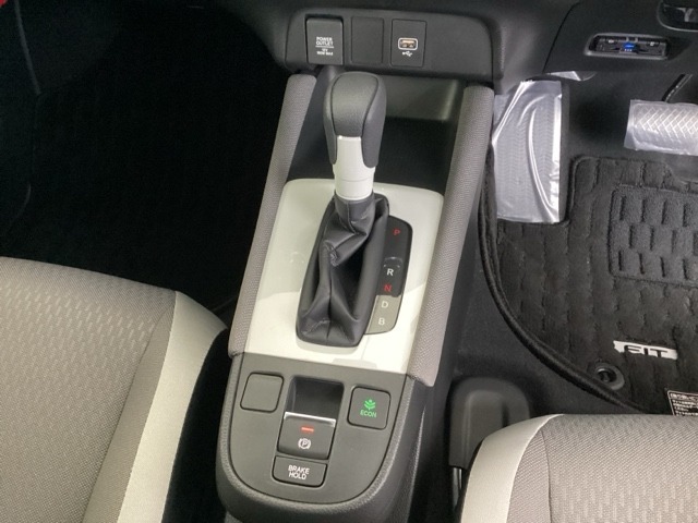 シンプルでとても使いやすいフロアシフトに、パーキングブレーキは電子制御パーキングブレーキです。