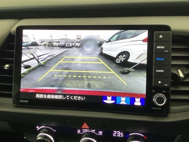 便利な3ビュー切り替え、ガイド線表示付きのバックカメラです！後退時、後方の視界をサポートします！