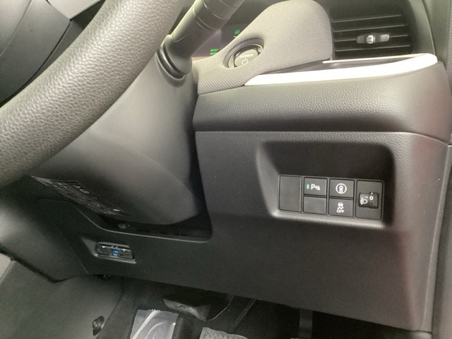左側に高速で便利なETCがあり、横滑りを防ぐVSAなどのスイッチは、運転席の右側、手の届きやすい位置にあります。