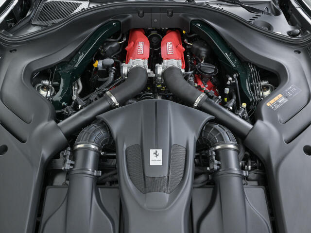 3.9L・V8ツインターボエンジンをフロントに搭載しております。