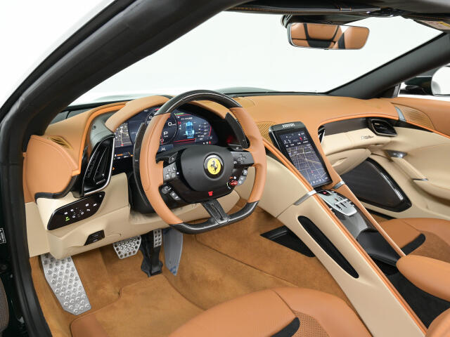 こちらは左ハンドルのお車でございます。内装色はCuoioを選択しております。