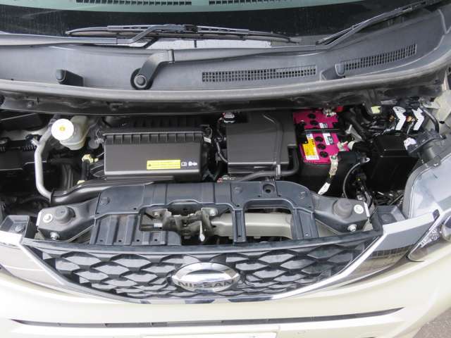 エンジンルームもきれいな状態です。日産のメカニックが点検整備をさせていただいてからのご納車となります