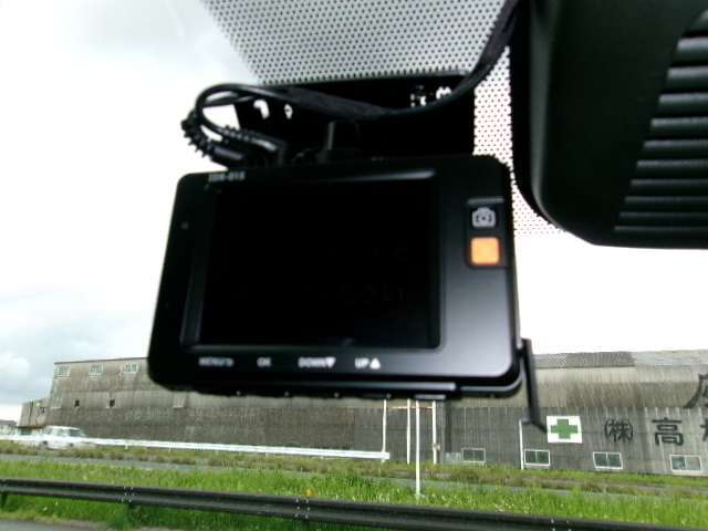 最近、装着率の高いドラレコは万が一の時の記録や、煽り運転の抑制効果もあります☆