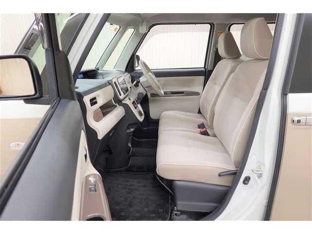 ベンチシートで運転席から助手席への移動もスムーズです！