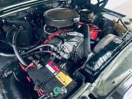 シートは純正をベースに成型と張り替えを行いベンチシート風にしております。純正シートベースなので電動調整機能も使用できます。