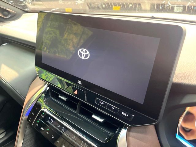 【12.3インチワイドナビ】高級感とインパクトのある大型ワイドナビを装備。各種オーディオ操作はもちろん、横長ワイド画面でのマップ2分割表示など、利便性も高いナビです♪
