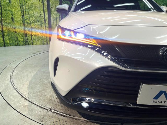 【LEDヘッドライト】悪天候や夜間走行時も良好な視界を確保し安心して運転できる高輝度LEDヘッドライトを装備！点灯速度が早く、消費電力も抑えられています。