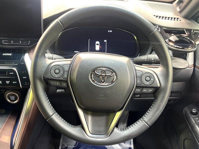 インテリアに合わせたデザインのステアリングは、運転される方のことも考え、運転しやすい形状、大きさです。是非一度、実際に触ってお確かめください。