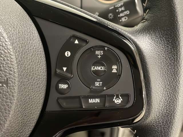 【レーダークルーズコントロール】ミリ波レーダーなどからの情報により先行車を認識。設定車速内で車間距離を保ちながら追従走行します。希望の車速で定速走行ができるクルーズコントロールへの切り替えも可能です。