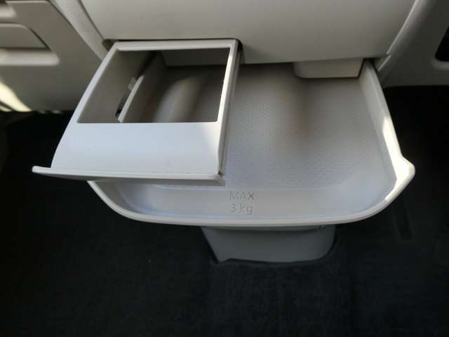 スライド式のドリンクホルダーが使い勝手良いです。ミニテーブルにもなりますよ♪