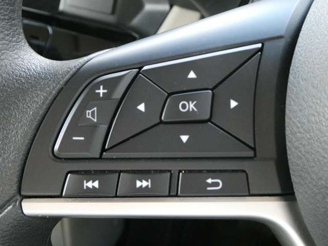 ハンドルを握りながら、オーディオ操作が可能な、ステアリングスイッチ！目線をそらさずに、操作頂けます！！