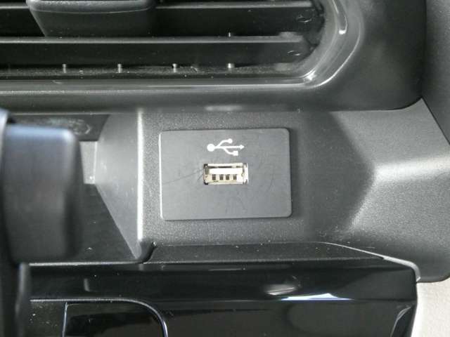 USBソケット　走行中にスマートフォンやタブレット端末を充電することができます。