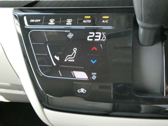 オートエアコン（タッチパネル式、作動確認機能付）パネル表面は凹凸が少なく、お掃除も楽です。大きな空間ですので、リヤシーリングファンが付いています。空気を循環させるだけでも快適さが向上します。