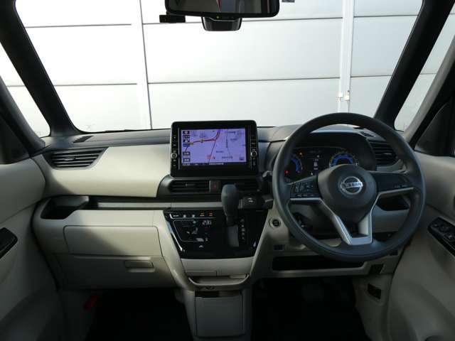 インパネ（画像部分）はかっこいいだけでなく、安心・安全に作られています。まずは、お座り下さい。運転している感覚がつかめると思います。操作性の良い運転席周りで快適なドライブを愉しめます。